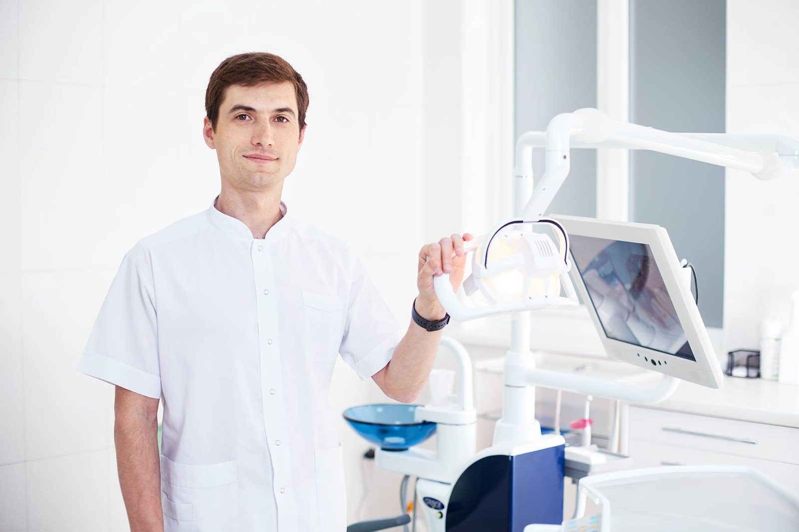 Dr. Vadim Negru în cabinetul Diamant Dental